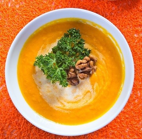 Морковный крем-суп с грецкими орехами