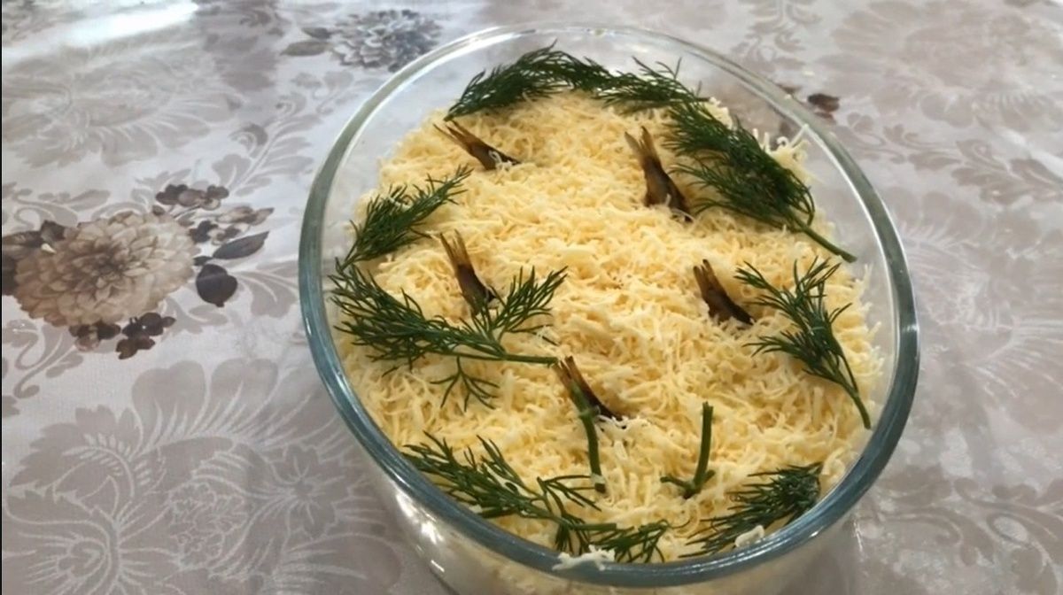 Вкусный и праздничный салат 'Рыбки в пруду' со шпротами