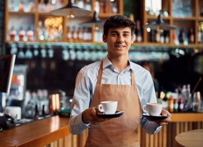 Неожиданное разоблачение: официант обманул гостей и коллег в кафе