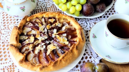 Галета со сливами как простой сезонный десерт, который успокаивает вечерний стол