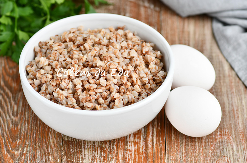 Необычный завтрак: гречка с яйцами как универсальный рецепт