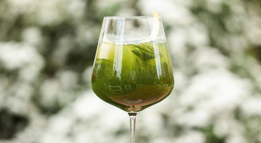 Матча с белым вином: модный коктейль, который легко приготовить дома