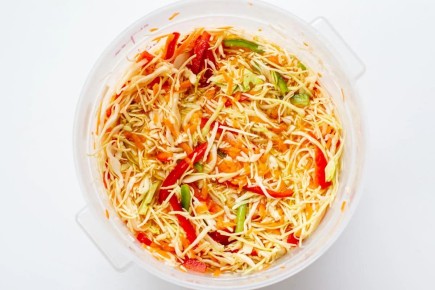 Пикантный салат из капусты за одну ночь