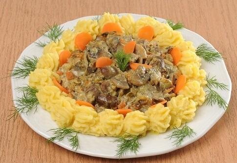Сытное блюдо для уюта: куриные сердечки с грибами