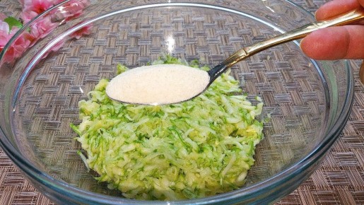 Нежные кабачковые котлеты без муки для семейного ужина