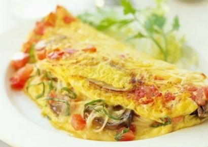 Наспех или нет? Как приготовить идеальный омлет с овощами и сыром