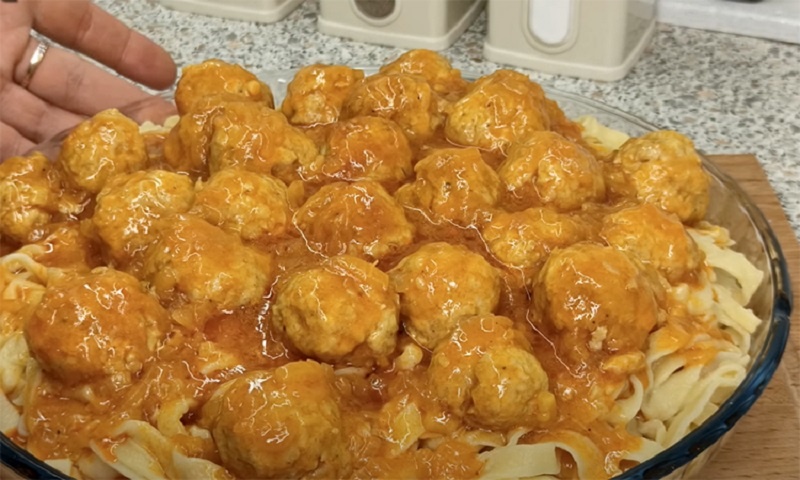 Домашняя лапша с фрикадельками: уютный семейный ужин с изюминкой