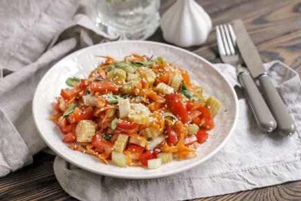 Восточная свежесть: овощной салат с заправкой из сладкого соуса чили