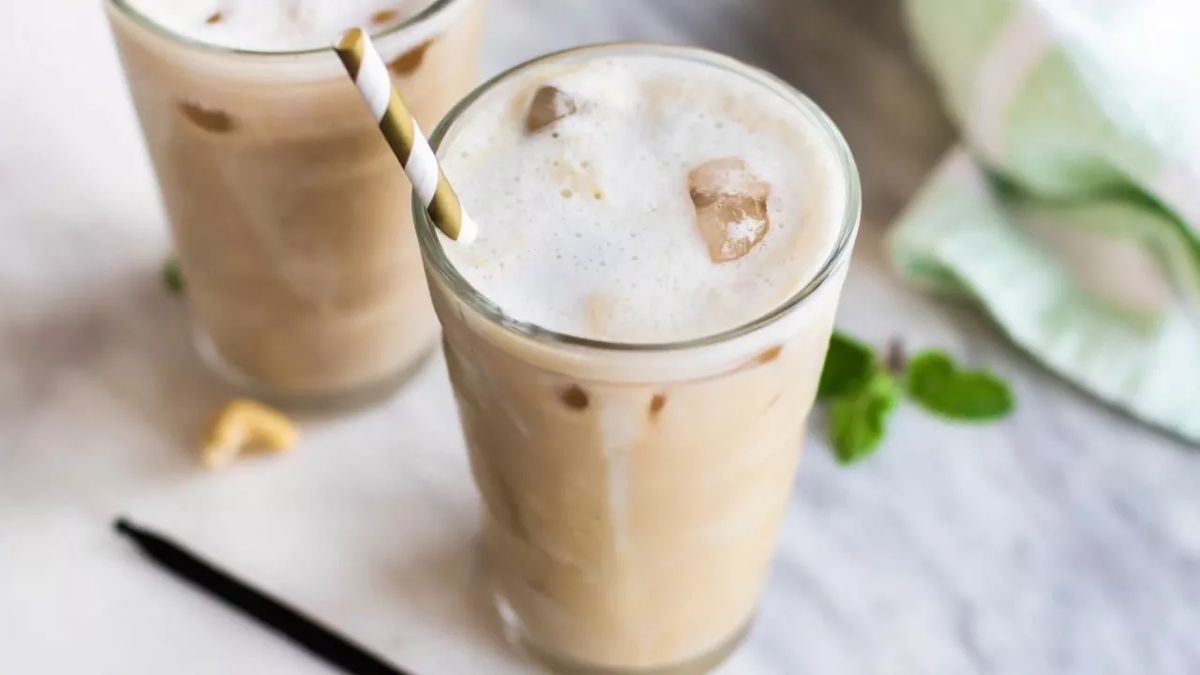 Холодный кофе с молоком: освежающая находка для жарких дней