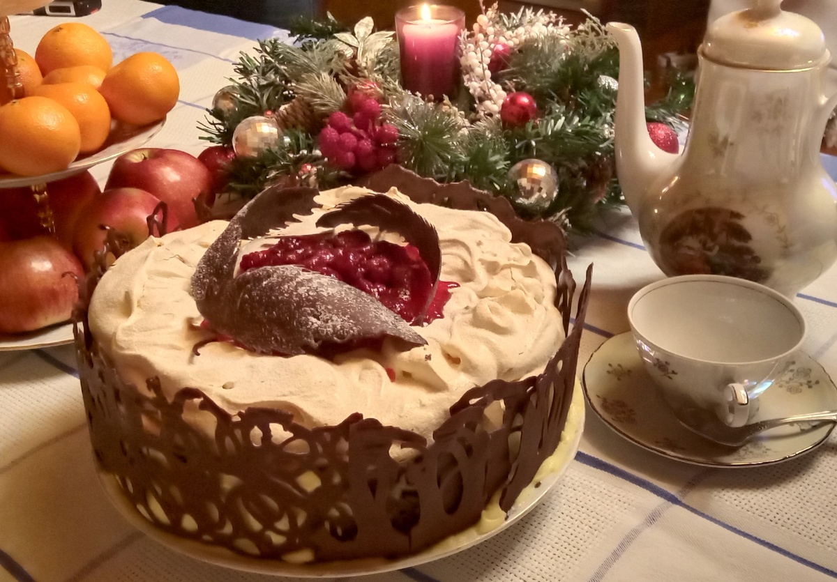 Нежный торт "Вишня в облаках": как порадовать семью одним десертом