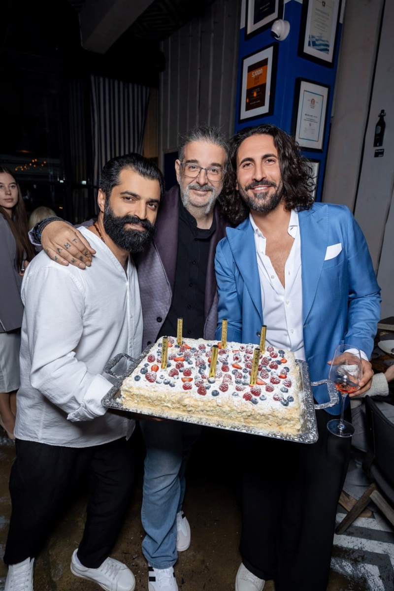 Греческий ресторан отпраздновал 11-летие и неожиданные дни рождения