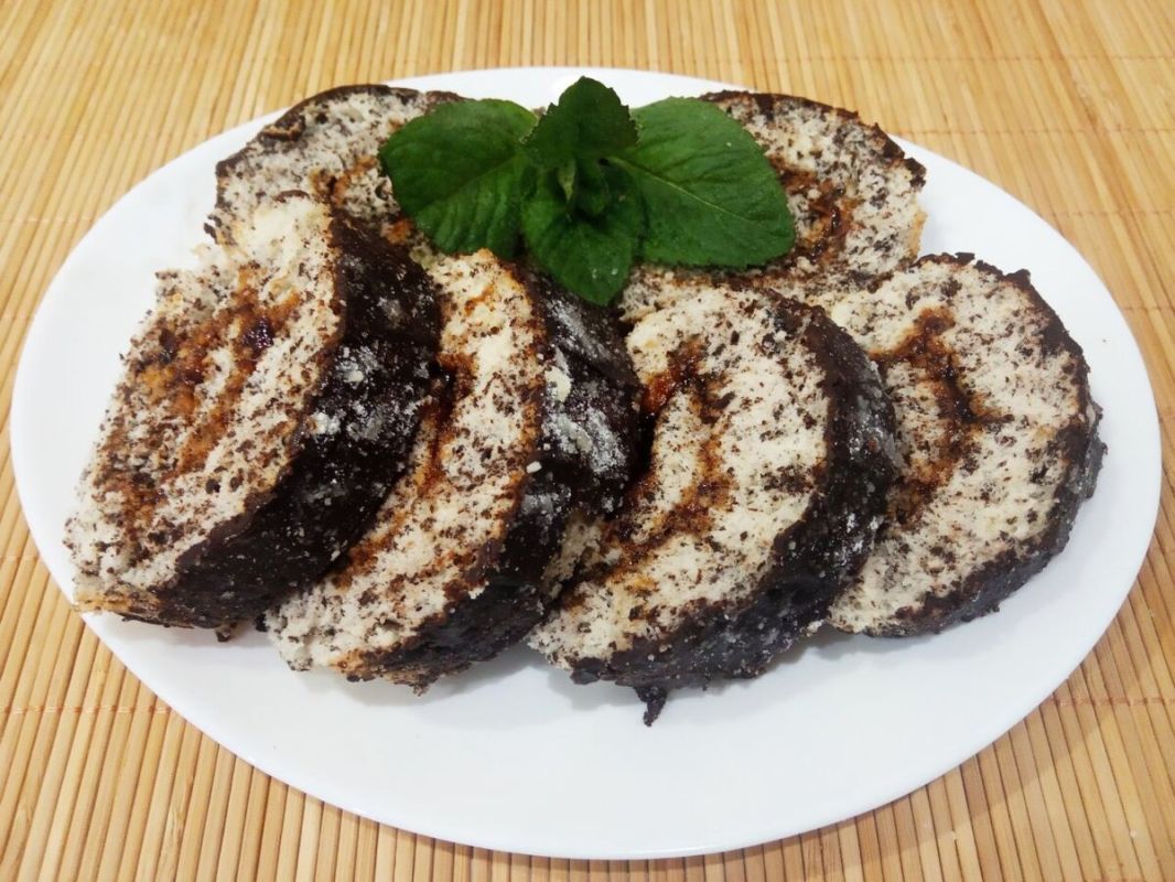 Нежный бисквитный рулет с шоколадом и джемом: как приготовить