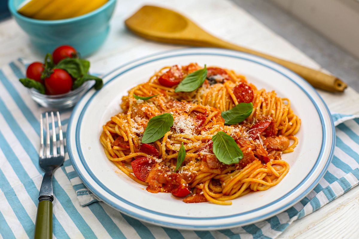 Изысканные спагетти с беконом и базиликом