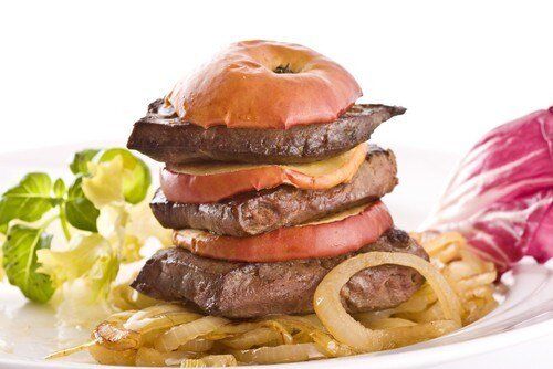 Нежная закуска из печени с яблоками и луком, которая удивит гостей