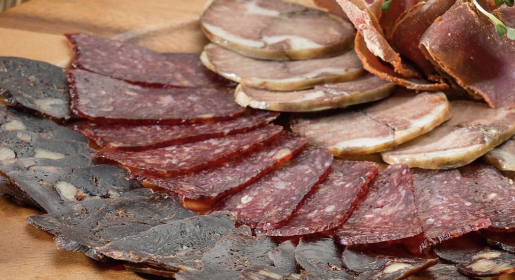 Как самостоятельно приготовить вкусную свиную колбасу