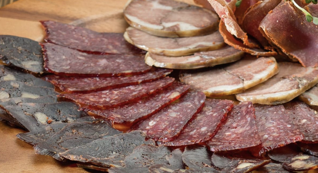 Как самостоятельно приготовить вкусную свиную колбасу