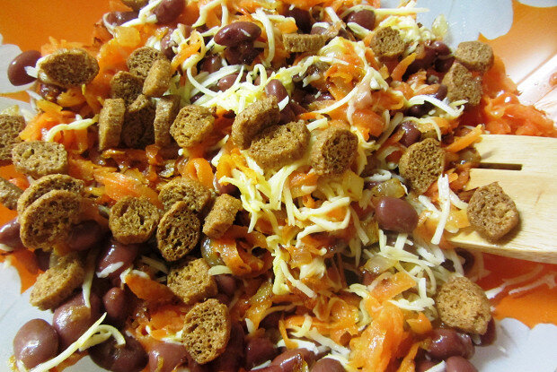 Теплый салат с фасолью и сыром: восхитительное сочетание вкусов