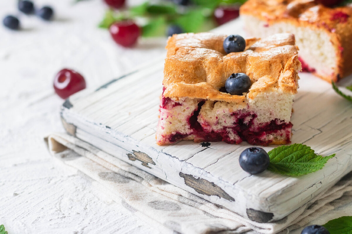 Нежная шарлотка с черникой: простая и вкусная выпечка для любых праздников