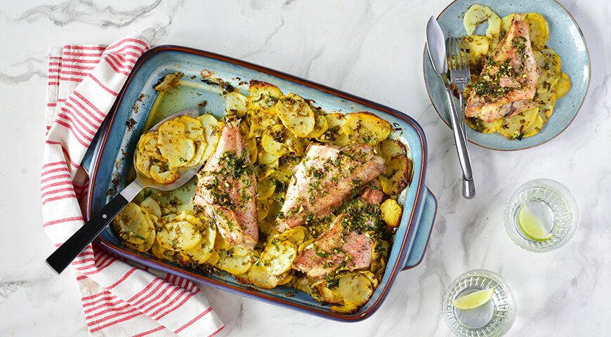 Изысканный запеченный окунь с картофелем