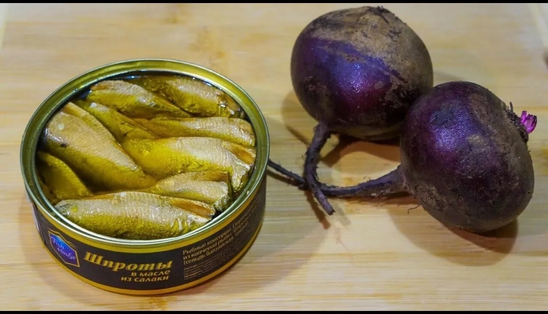 Необычный салат со свеклой и шпротами, который удивит всех