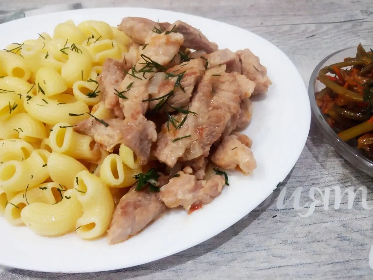 Ароматный свиной гуляш с насыщенным соусом