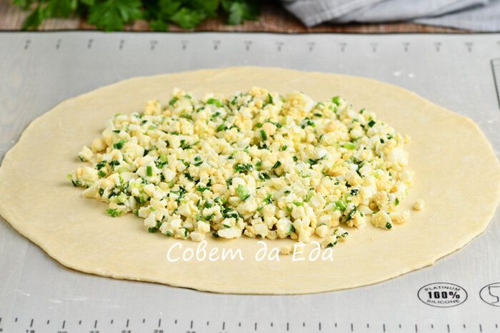 Тонкости быстрого теста для пирожков с зеленым луком и яйцами