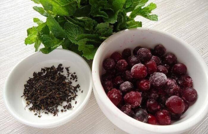 Ароматные чаи для уютных вечеров: попробуйте клюкву и бруснику с медом и мятой