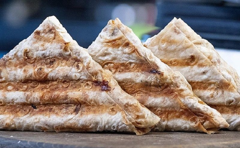 Треугольники из лаваша: быстрый перекус с восточным акцентом