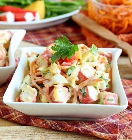 Яркий салат с крабовыми палочками и вкусной морковью по-корейски