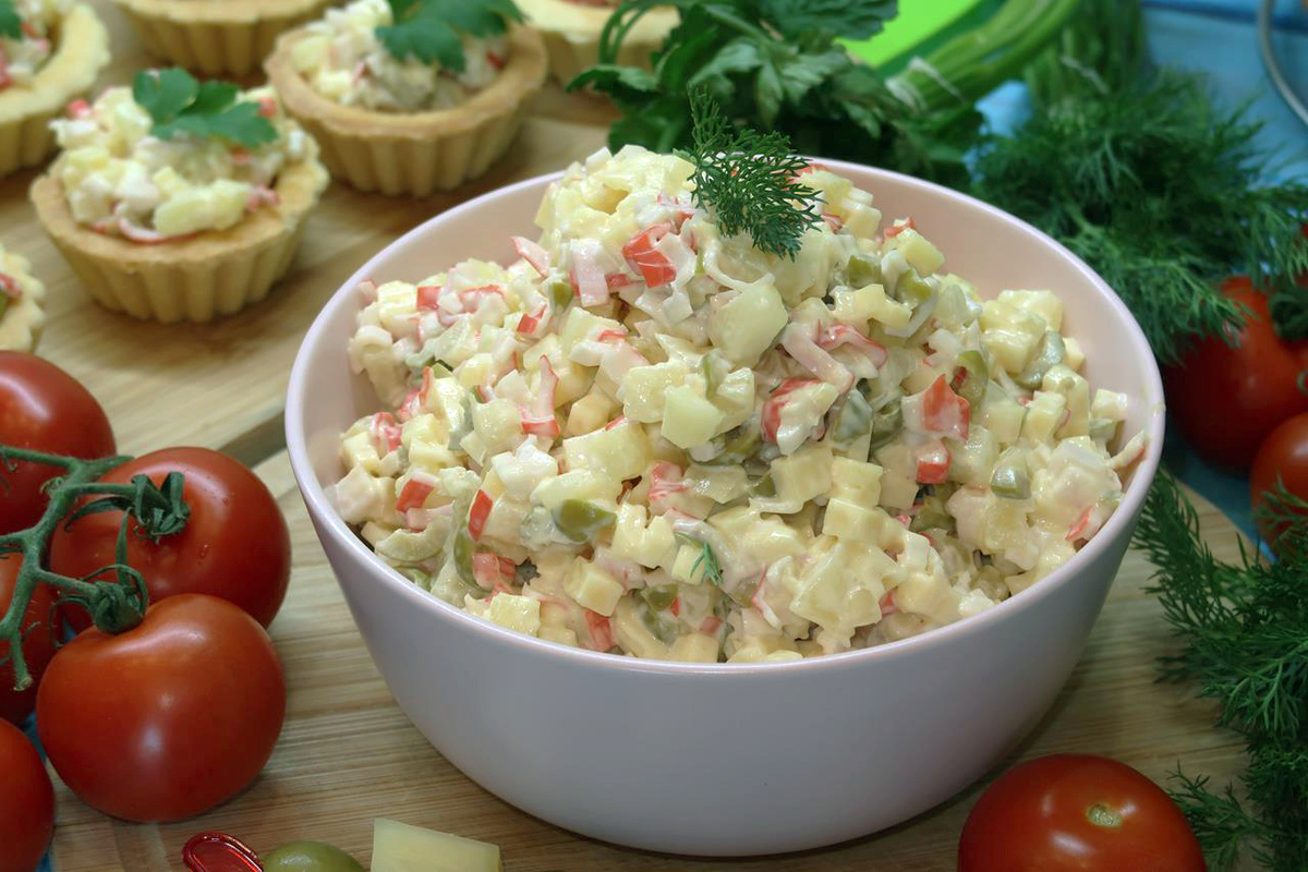 Нежный салат с крабовыми палочками и ананасами для любого случая