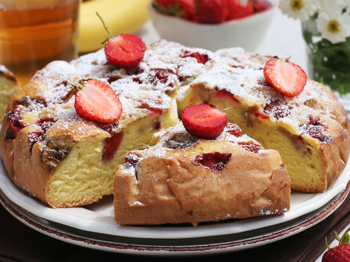 Легкий пирог с клубникой и бананом: незабываемый вкус на вашей кухне