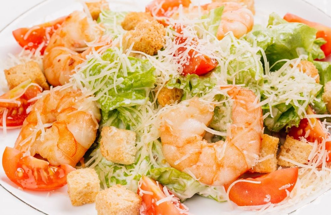 Салат Цезарь с креветками: оригинальный рецепт для вашего стола