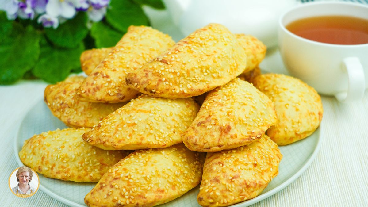 Пухлые пирожки с картофельной начинкой: простое сырное тесто