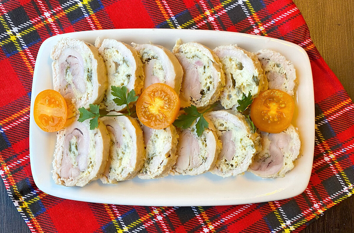 Куриный рулет для вашего новогоднего стола: просто и вкусно