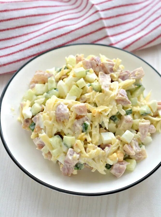 Салат с копчёной курицей: быстро и вкусно