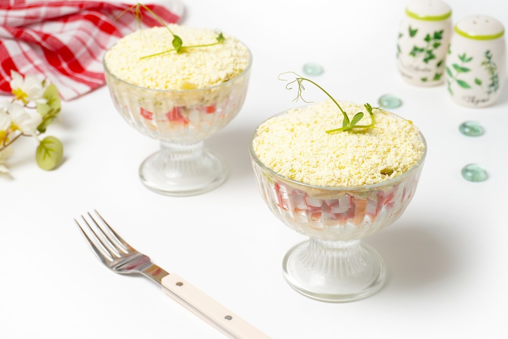 Вдохновляющий салат с крабовыми палочками и сыром