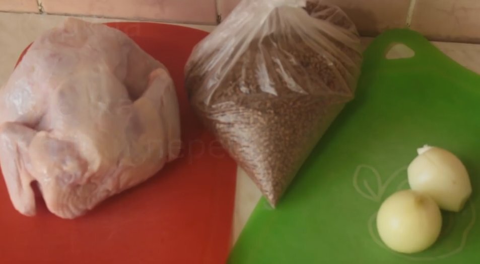 Ароматная запеченная курица с гречкой: просто и вкусно