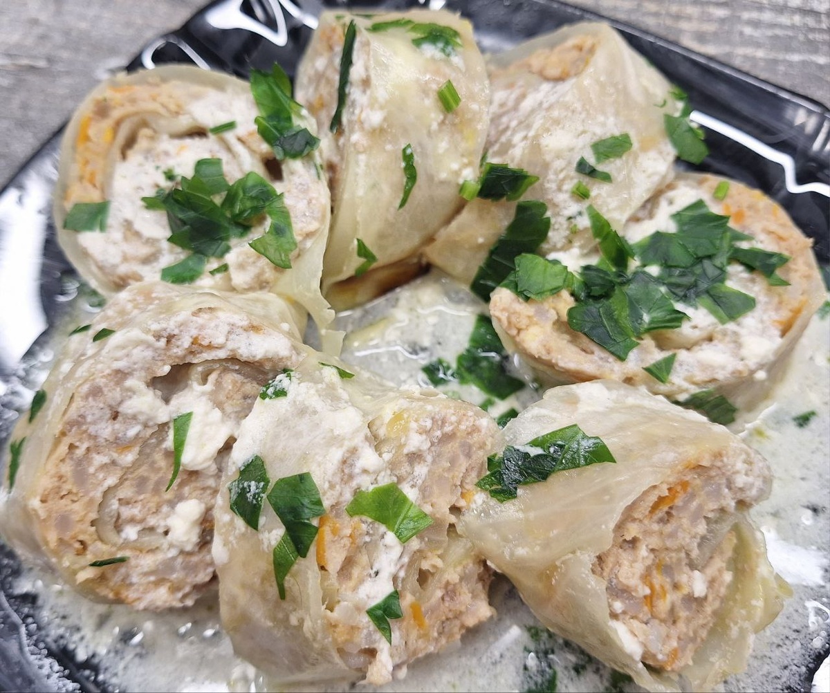 Нежные капустные рулетики с фаршем в сметанном соусе для уютного ужина