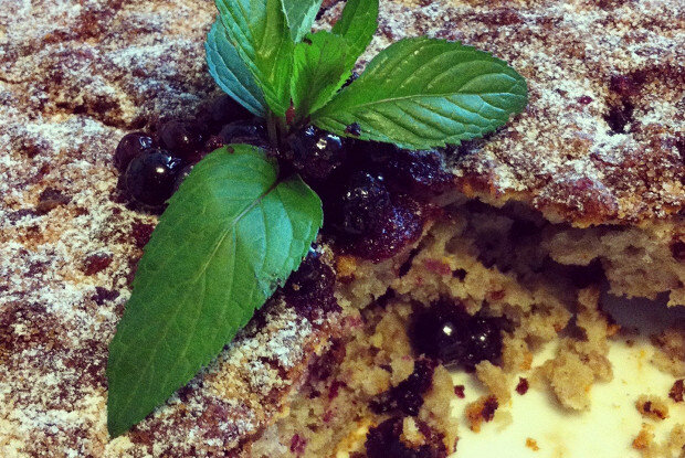 Овсяная коврижка с черной смородиной