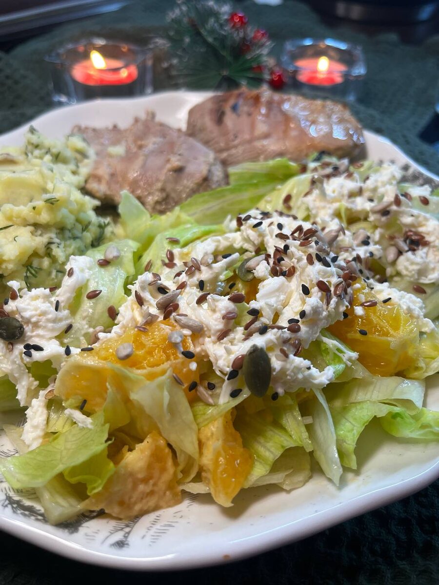 Салат с мандаринами и сыром страчателла