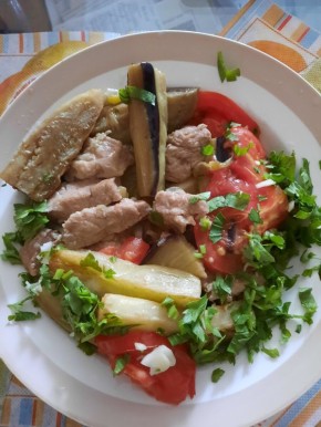 Вкус Турции: Сочное мясо и баклажаны в ароматном блюде