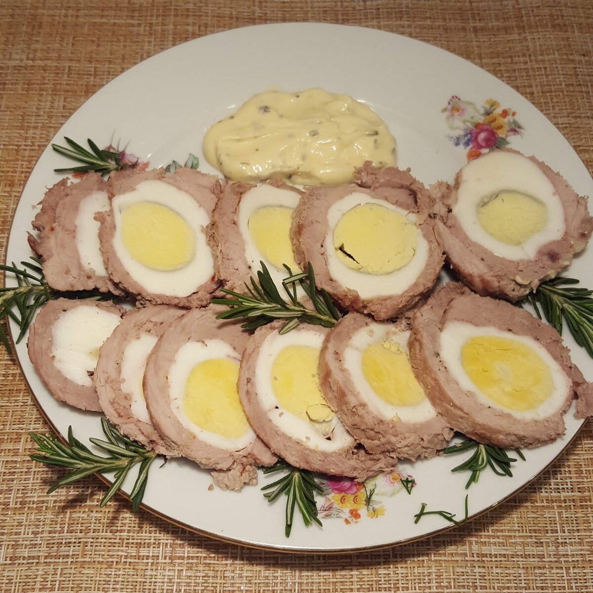 Яйцо в мясной оболочке: идеальная закуска на любой праздник
