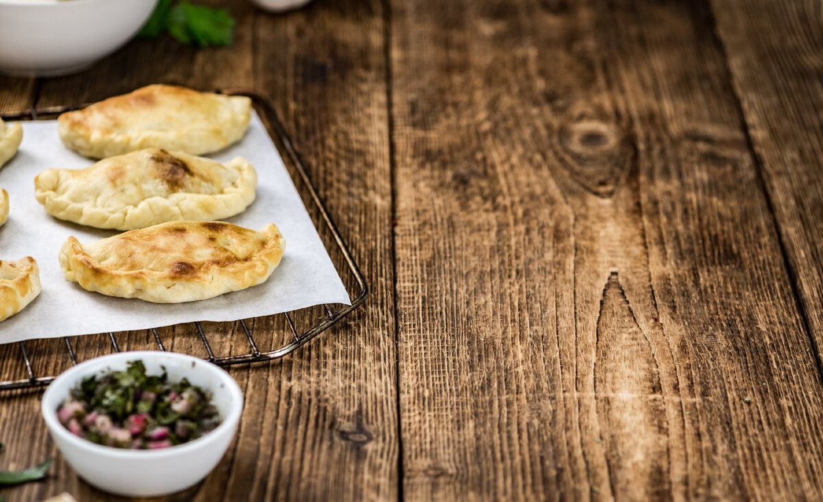 Как приготовить кальцоне с колбасой и моцареллой