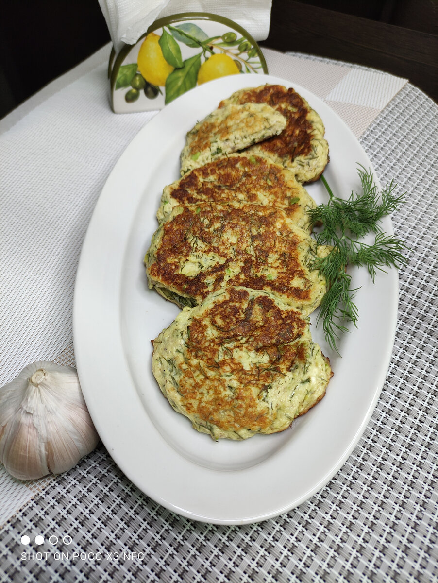 Нежные зеленые кето сырники с авокадо и укропом