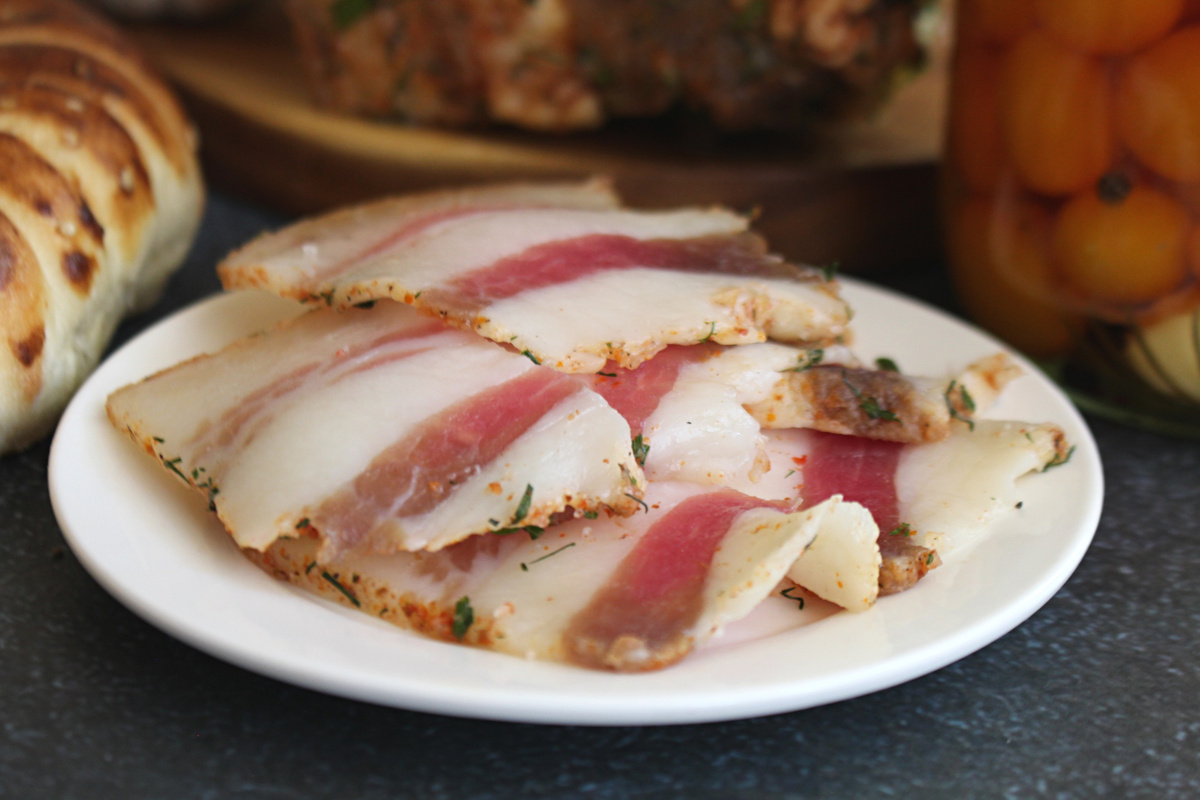 Как приготовить соленое сало с мясной прослойкой в домашних условиях