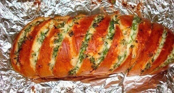 Нежный запеченный батон с ароматом чеснока