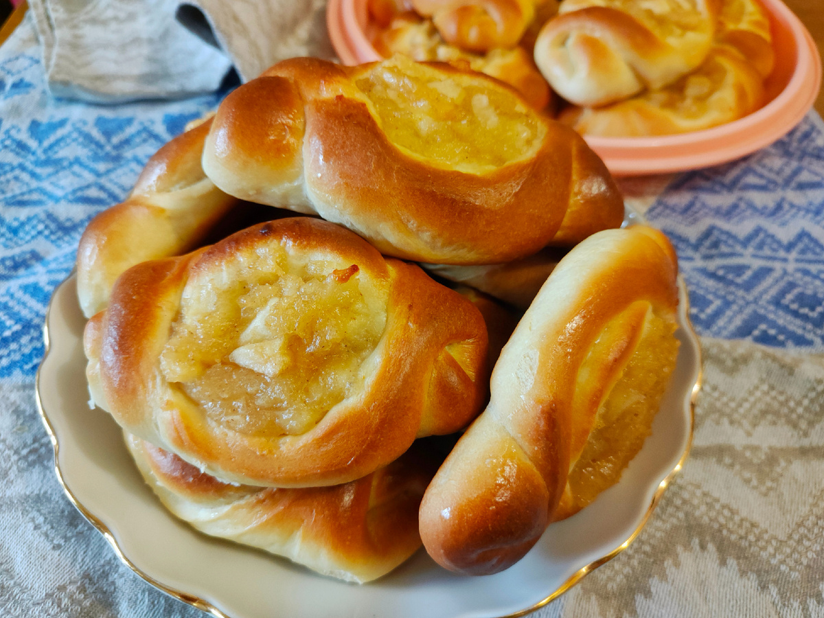 Ароматные булочки с яблоками