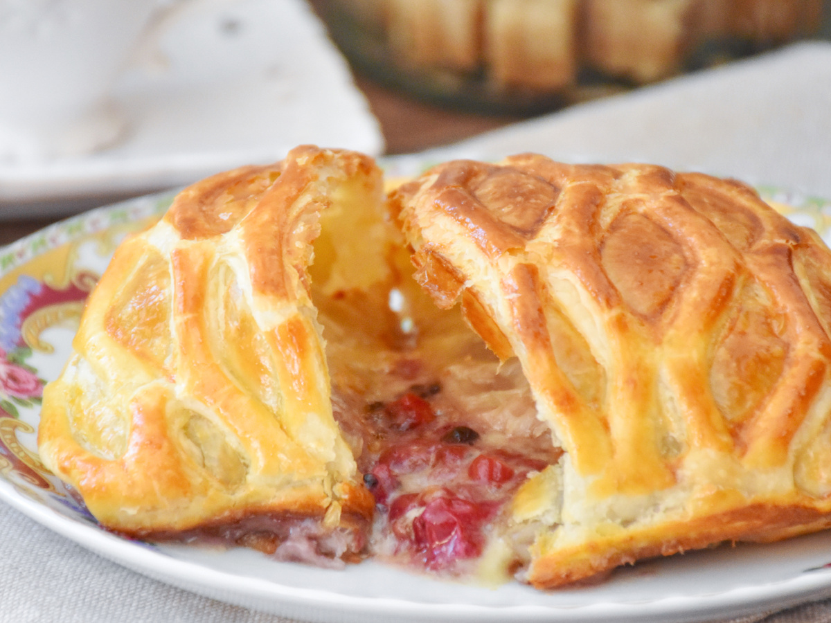 Как вызвать восхищение гостей: слоёные кармашки с сыром и ягодами за 30 минут