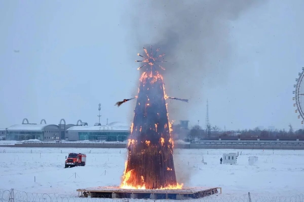 Гигантское чучело Масленицы в Благовещенске стало зрелищем для двуих стран
