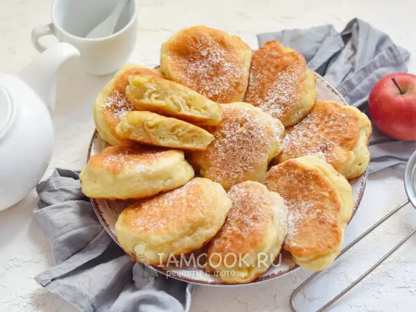 Как удивить близких: 7 восхитительных рецептов оладий с яблоками на выходные
